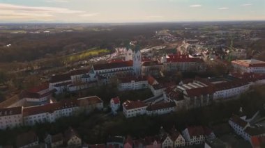 Freisinger Dom Almanya, Bavyera kışın güneşli ve karsız hava manzarası. Dom St. Maria ve St. Korbinian Freising Deutschland 'da, Bayern Luftaufnahme im Winter Bei sonnigem Wetter. 