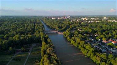 Stauwehr Muenchen, Bayern, Deutschland Luftaufnahme im Sommer. Almanya 'nın Münih' teki Isar Nehri 'ndeki baraj manzarası. İngiliz bahçesinin en üst manzarası ve Isar Nehri üzerindeki baraj.. 