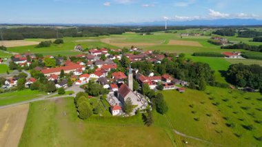 Pfarrkirche St. Michael, Bayern 'deki Alxing und Windfarm, Deutschland Luftaufnahme. Rüzgâr türbini köy kilisesinin hava manzarasının arkasında. Alxing Blick süper Pfarrkirche St. Michael auf Osterklinger Windrad. 