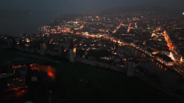 Puslu gökyüzü altında parıldayan sokaklar, tarihi mimari, Vierwaldstaettersee ve Reuss 'un yer aldığı Schweiz, Luzern' in nefes kesici gece manzarası büyülü ve pitoresk bir şehir yaratıyor.. 