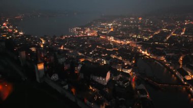 Lucerne, İsviçre 'nin göz kamaştırıcı gece manzarası aydınlanmış sokakları, tarihi mimariyi, Lucerne Gölü' nü ve Reuss Nehri 'ni sisli atmosferin altında sergiliyor.. 