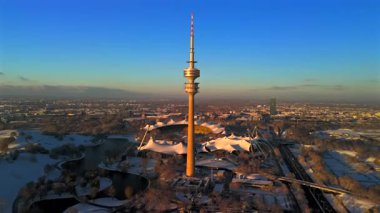 Olympiaturm Historische Sehenswurdigkeit im Olympiapark Munchen, Deutschland Luftaufnahme im Winter. Olimpiyat Parkı 'ndaki Olimpiyat Kulesi, Münih, Almanya kışın karlı havada hava manzaralı. Yer imi. 