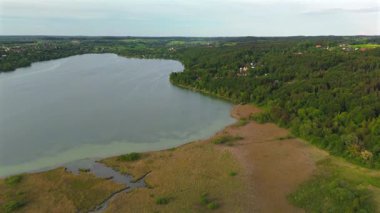 Herrschinger Moos ve Naturschutzgebiet in Gemeinden Herrsching am Ammersee und Seefeld im Landkreis Starnberg Deutschland, Bayern Luftaufnahme. Pilsensee Luftbildansicht. Ammersee bataklık hava manzarası. 