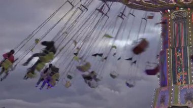 Münih, Almanya. Ekim Festivali sırasında eğlence parkındaki Viyana atlıkarıncasında güzel bir ışık vardı. Münih 'te Wiyana sosisi var. Wellenflieger Oktoberfest. 