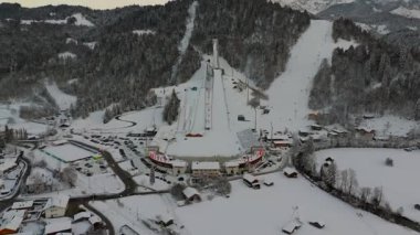 Deutschland, Bayern, Garmisch-Partenkirchen Olympiaschanze Luftaufnahme im Winter. Olympia Skistadion, Garmisch-Partenkirchen Luftansicht 'te. Sprungschanze. Kışın Gudiberg hava sahasında kayak atlayışı.. 
