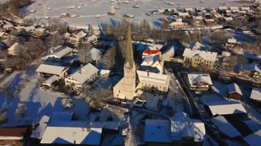 Garmisch-Partenkirchen 'deki Alte Pfarrkirche St. Martin, Deutschland Luftaufnahme im Winter. Eski Kilise ya da Die Alte Kirche, Almanya 'nın kışın hava manzaralı tarihi simgesidir. Kirchturm Luftbildansicht
