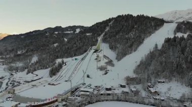Deutschland, Bayern, Garmisch-Partenkirchen Olympiaschanze Luftaufnahme im Winter. Olympia Skistadion, Garmisch-Partenkirchen Luftansicht 'te. Sprungschanze. Kışın Gudiberg hava sahasında kayak atlayışı.. 