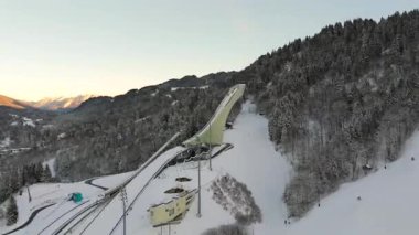 Deutschland, Bayern, Garmisch-Partenkirchen Olympiaschanze Luftaufnahme im Winter. Olympia Skistadion, Garmisch-Partenkirchen Luftansicht 'te. Sprungschanze. Kışın Gudiberg hava sahasında kayak atlayışı.. 