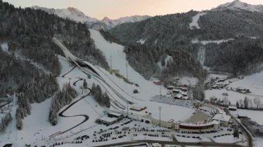 Deutschland, Bayern, Garmisch-Partenkirchen Olympiaschanze Luftaufnahme im Winter. Olympia Skistadion, Garmisch-Partenkirchen Luftansicht 'te. Sprungschanze. Kışın Gudiberg hava sahasında kayak atlayışı.. 