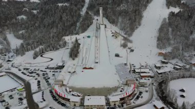 Deutschland, Bayern, Garmisch-Partenkirchen Olympiaschanze Luftaufnahme im Winter. Olympia Skistadion, Garmisch-Partenkirchen Luftansicht 'te. Sprungschanze. Kışın Gudiberg hava sahasında kayak atlayışı.. 