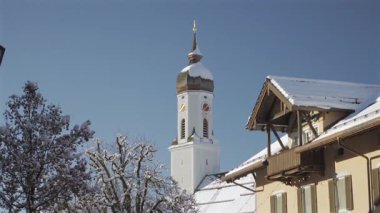 25 Aralık 2024. Garmisch-Partenkirchen, Almanya. Güneşli bir kış günü, karlı sokaklar, kapalı dükkanlar, yayalar, gezinen insanlar olan huzurlu bir kasaba. Garmisch Partenkirchen şehir merkezinde.