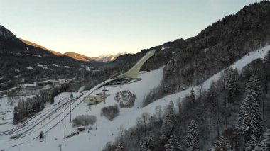 Deutschland, Bayern, Garmisch-Partenkirchen Olympiaschanze Luftaufnahme im Winter. Olympia Skistadion, Garmisch-Partenkirchen Luftansicht 'te. Sprungschanze. Kışın Gudiberg hava sahasında kayak atlayışı.. 