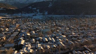 St. Martin ist katholische Pfarrkirche von Garmisch im Garmisch-Partenkirchen, Deutschland Luftaufnahme im Winter. St. Martin, Garmisch hava sahasındaki Katolik kilisesidir.. 