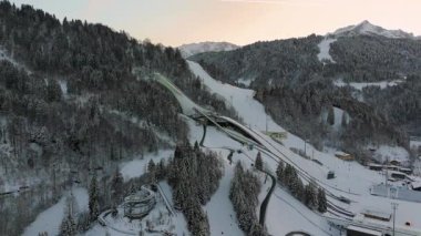 Deutschland, Bayern, Garmisch-Partenkirchen Olympiaschanze Luftaufnahme im Winter. Olympia Skistadion, Garmisch-Partenkirchen Luftansicht 'te. Sprungschanze. Kışın Gudiberg hava sahasında kayak atlayışı.. 