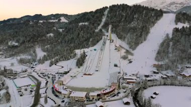Deutschland, Bayern, Garmisch-Partenkirchen Olympiaschanze Luftaufnahme im Winter. Olympia Skistadion, Garmisch-Partenkirchen Luftansicht 'te. Sprungschanze. Kışın Gudiberg hava sahasında kayak atlayışı.. 