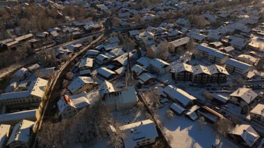 Garmisch-Partenkirchen 'deki Alte Pfarrkirche St. Martin, Deutschland Luftaufnahme im Winter. Eski Kilise ya da Die Alte Kirche, Almanya 'nın kışın hava manzaralı tarihi simgesidir. Kirchturm Luftbildansicht