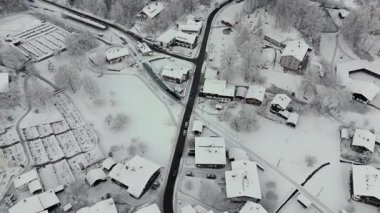 Bayerische Zugspitzbahn Luftaufnahme im Winter bei verschneitem Wetter, Deutschland, Bayern, Grainau. Garmisch Partenkirchen, Almanya 'daki çark treni kışın karlı hava manzaralı. Demiryolunu açın.. 