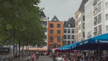 20 Temmuz 2024. Köln, Almanya. Koeln 'deki Alter Markt. Koelsch Alder Maat geschichtstraechtiger Platz im Koelner Stadtteil Altstadt-Nord. Alter Markt, Old Town Köln 'de büyük bir meydandır.. 
