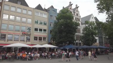 20 Temmuz 2024. Köln, Almanya. Koeln 'deki Alter Markt. Koelsch Alder Maat geschichtstraechtiger Platz im Koelner Stadtteil Altstadt-Nord. Alter Markt, Old Town Köln 'de büyük bir meydandır.. 