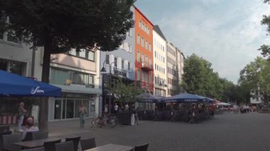 20 Temmuz 2024. Köln, Almanya. Koeln 'deki Alter Markt. Koelsch Alder Maat geschichtstraechtiger Platz im Koelner Stadtteil Altstadt-Nord. Alter Markt, Old Town Köln 'de büyük bir meydandır.. 