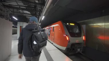 29 Aralık 2023. Hamburg, Almanya. Hamburg S-Bahn hızlı ulaşım demiryolu sistemidir. Yolcular yer altındaki banliyö tren istasyonundan kırmızı trene biner. Deutschland demiryolu toplu taşımacılığı. HVV. 