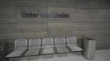 Berlin, Almanya. U-Bahnhof Unter den Linden ist ein U-Bahn-Umsteigebahnhof im Berliner Ortsteil Mitte. Berlin 'deki Unter den Linden metro istasyonunun içi. Metro BVG. 
