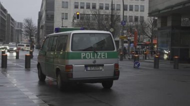 26 Aralık 2023. Berlin, Almanya. Berlinli Polizei Fahrzeuge im Stadtzentrum bei regnerischem Wetter. Berlin şehir merkezindeki hükümet caddesinde iki farklı polis arabası görev yapıyor. Polis Otomatları