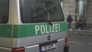26 Aralık 2023. Berlin, Almanya. Berlinli Polizei Fahrzeuge im Stadtzentrum bei regnerischem Wetter. Berlin şehir merkezindeki hükümet caddesinde iki farklı polis arabası görev yapıyor. Polis Otomatları