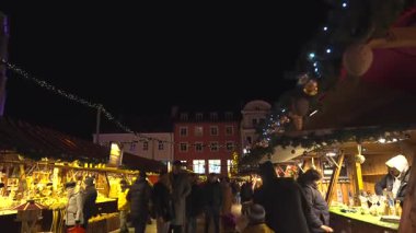 22 Aralık 2024. Regensburg, Almanya. Gelenekçi Christkindlmarkt Regensburg ve Neupfarrkirche tarihçi Altstadt am Neupfarrplatz, Deutschland. Akşamları geleneksel Noel Fuarı. 