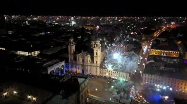 Münih, Almanya, Odeonplatz şehir merkezinde gece yarısı havai fişek ve havai fişek atışları. Feldherrnhalle ve Theatinerkirche festival sahnesinin bir parçası. Silvester Feuerwerk Muenchen