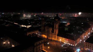 Silvester Muenchen, Deutschland, Odeonsplatz Luftaufnahme. Almanya, Münih 'in hava görüntüsü, canlı yeni yıl arifesi havai fişekleri şehir merkezinde sergileniyor. Funkenregen 'i batır. Selam dur.. 