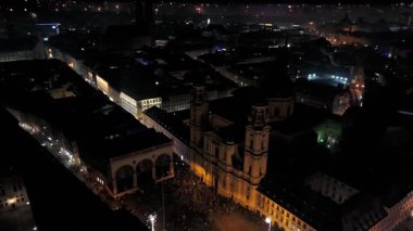 Münih, Almanya, Odeonplatz şehir merkezinde gece yarısı havai fişek ve havai fişek atışları. Feldherrnhalle ve Theatinerkirche festival sahnesinin bir parçası. Silvester Feuerwerk Muenchen