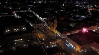 Münih, Almanya, Odeonplatz şehir merkezinde gece yarısı havai fişek ve havai fişek atışları. Feldherrnhalle ve Theatinerkirche festival sahnesinin bir parçası. Silvester Feuerwerk Muenchen