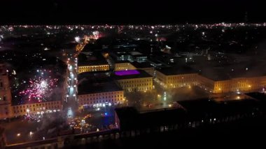 Münih, Almanya, Odeonplatz şehir merkezinde gece yarısı havai fişek ve havai fişek atışları. Feldherrnhalle ve Theatinerkirche festival sahnesinin bir parçası. Silvester Feuerwerk Muenchen