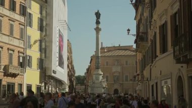 8 Ekim 2023. Roma, İtalya. Lekesiz Gebelik Sütunu, İtalyan La Colonna della Immacolata Concezione Roma 'nın merkezinde, Piazza Mignanelli' nin bulunduğu Kutsal Bakire Meryem 'i tasvir eden bir anıttır.. 