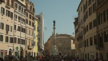 8 Ekim 2023. Roma, İtalya. Lekesiz Gebelik Sütunu, İtalyan La Colonna della Immacolata Concezione Roma 'nın merkezinde, Piazza Mignanelli' nin bulunduğu Kutsal Bakire Meryem 'i tasvir eden bir anıttır.. 