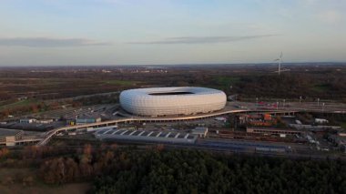 Frottmaning, Muenchen, Bayern Deutschland, Luftaufnahme im Herbst bei sonnigem Wetter 'deki Allianz Arena Munchen Stadyumu. Almanya, Münih 'teki Bayern Münih Stadyumu hava manzaralı. Münih Futbol Arenası