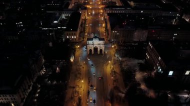 Siegestor Luftaufnahme Deutschland, Bayern, Münih 'te. Triumphbogen und Friedensmahnmal an der Universitat Muenchen Luftansicht. Münih Siegestor hava manzaralı Zafer Kemeri ve Barış Anıtı. 