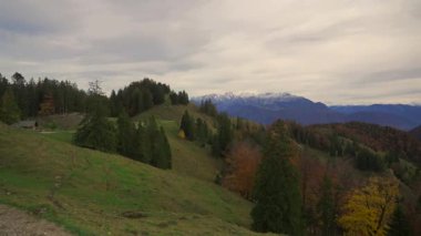 Bisikletçiler, Almanya 'nın Bavyera Alpleri' nde kayan tepeler, sık ormanlar ve sonbahar renkleriyle çevrili manzaralı toprak bir yol boyunca seyahat ederler. Engebeli arazi ve temiz hava mükemmel bir açık hava macerası yaratır.. 