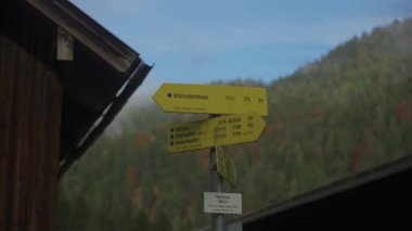 Oberaudorf, Almanya yakınlarındaki patikalarda işaretler, yol noktaları ve mesafe işaretleri var. Seyahat, yürüyüş ve Alpler 'de turizm. Ormanlarda, dağlarda, güvenilir iz işaretleri ve yön işaretleriyle dolaşın.