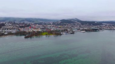 Vierwaldstaettersee, See in der Schweiz, Luzern Luftaufnahme im Herbst bei bewoelktem Wetter. Lac des Quatre-Cantons, Lago dei Quattro Cantoni, Lago di Lucerna, Lai dals Quatter Chantuns hava manzaralı 