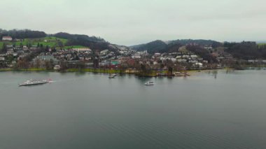 Vierwaldstaettersee, See in der Schweiz, Luzern Luftaufnahme im Herbst bei bewoelktem Wetter. Lac des Quatre-Cantons, Lago dei Quattro Cantoni, Lago di Lucerna, Lai dals Quatter Chantuns hava manzaralı 