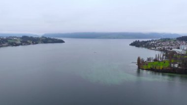 Vierwaldstaettersee, See in der Schweiz, Luzern Luftaufnahme im Herbst bei bewoelktem Wetter. Lac des Quatre-Cantons, Lago dei Quattro Cantoni, Lago di Lucerna, Lai dals Quatter Chantuns hava manzaralı 