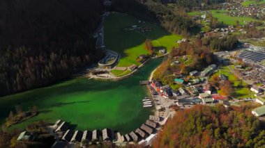 Deutschland, Bayern 'deki Luftaufnahme Schonau am Konigssee schifffahrt. Almanya, Bavyera 'daki elektrikli turist tekneleri ve rıhtımının güzel Schoenau am Koenigssee Gölü manzarası. Gezinti gemisi. 