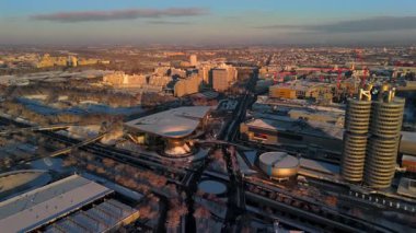 BMW Müzesi ve BMW-Welt Luftaufnahme im Winter Deutschland, Bayern, Münih. Vierzylinder auch Turm und Hochhaus Luftbildansicht. BMW Karargahı, dört silindirli, BMW Kulesi hava manzaralı.. 