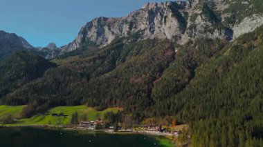 HIntersee bei Ramsau Luftaufnahme im Herbst, Deutschland, Bayern 'de. Ramsauer Ache meyveli Ferchensee oder Forchensee grosser See in der Gemeinde Ramsau im Berchtesgadener Land in Germany, Bavyera. 