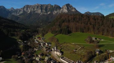 Pfarrkirche St. Sebastian ist eine romisch-katholische Kirche in Ramsau bei Berchtesgaden, Deutschland, Bayern Luftaufnahme. Almanya 'da Alpler' in geçmişine sahip küçük bir kilisenin hava manzarası.. 