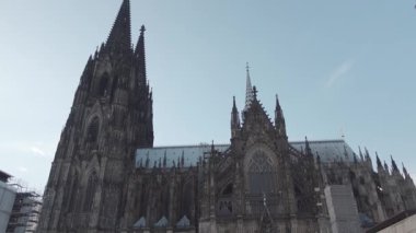 25 Temmuz 2024. Köln, Almanya. Koelner Dom, Hohe Domkirche zu Koln yazın manzaranın dışında. Köln Katedrali, Almanya yazın dış görünüşü. Hohe Domkirche Sankt Petrus. Kuzey Ren-Vestfalya. 