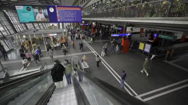 2 Şubat 2025. Lucerne, İsviçre. Lucerne tren istasyonu, Bahnhof Luzern Schweiz demiryolu ağının ana merkezi. Giriş lobisine bak, kışın yolcu trafiği bulutlu öğleden sonra. 