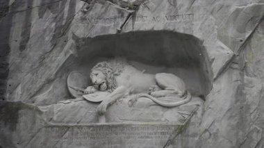 Lucerne, İsviçre. Lion Anıtı, Alman Loewendenkmal, Luzern, Schweiz. Turizm, eğlence merkezi, turistik yer ve Lucerne 'de kışın bulutlu havada eğlence.. 